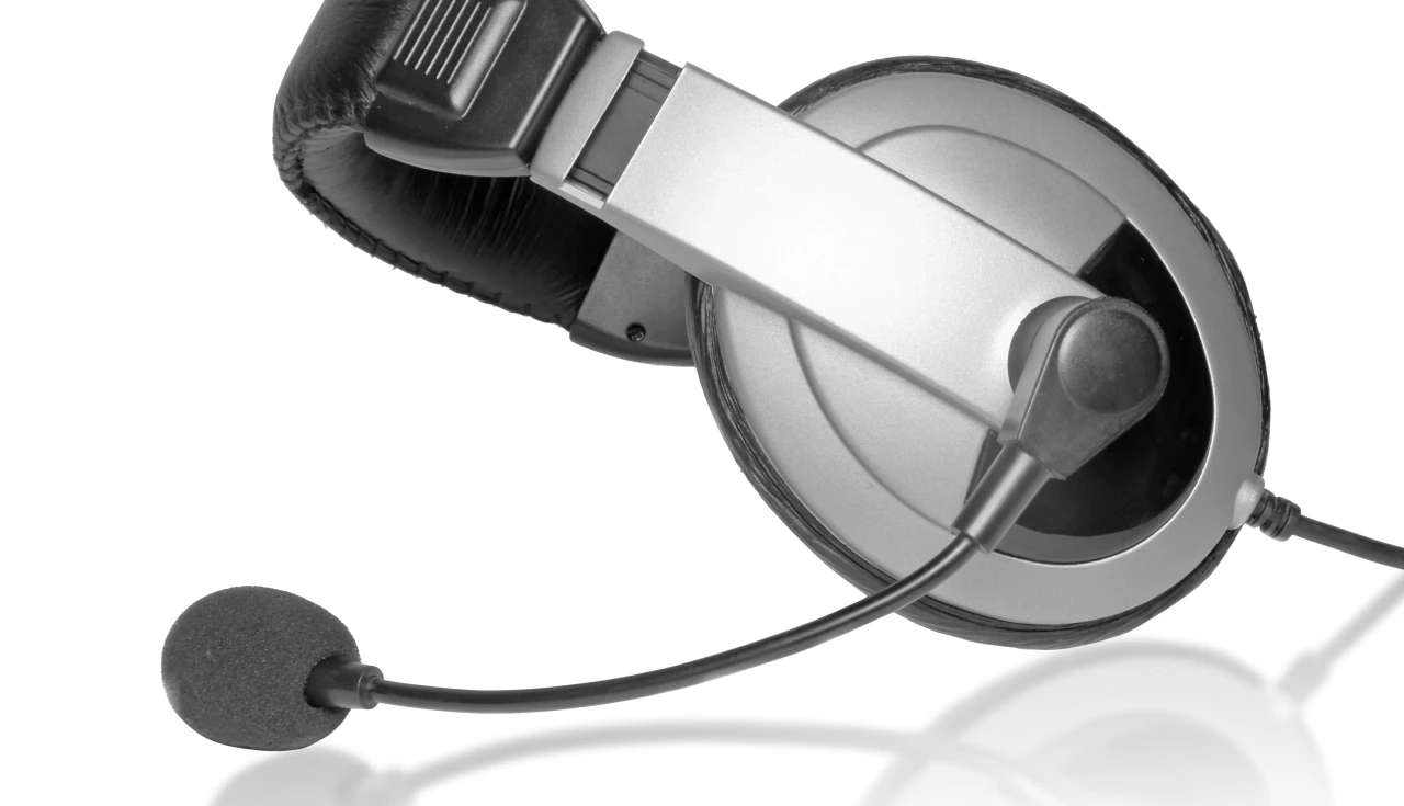 Fone de Ouvido com Microfone: Mais Vendidos de 2025 1 Fone de ouvido com microfone na placa de vidro isolado