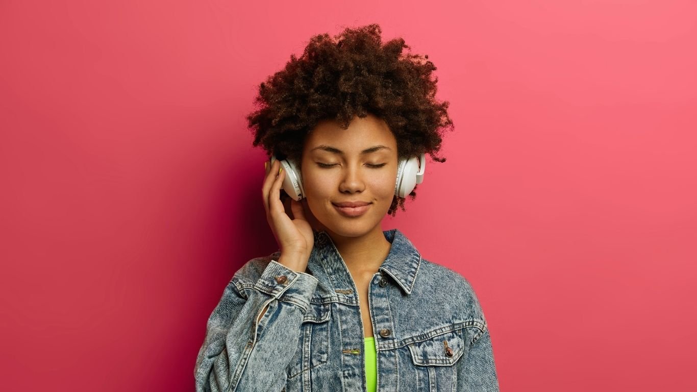 Os Melhores Fones de Ouvido: Guia Completo de 2025 1 Melhores Fones de Ouvido - Mulher ouvindo música